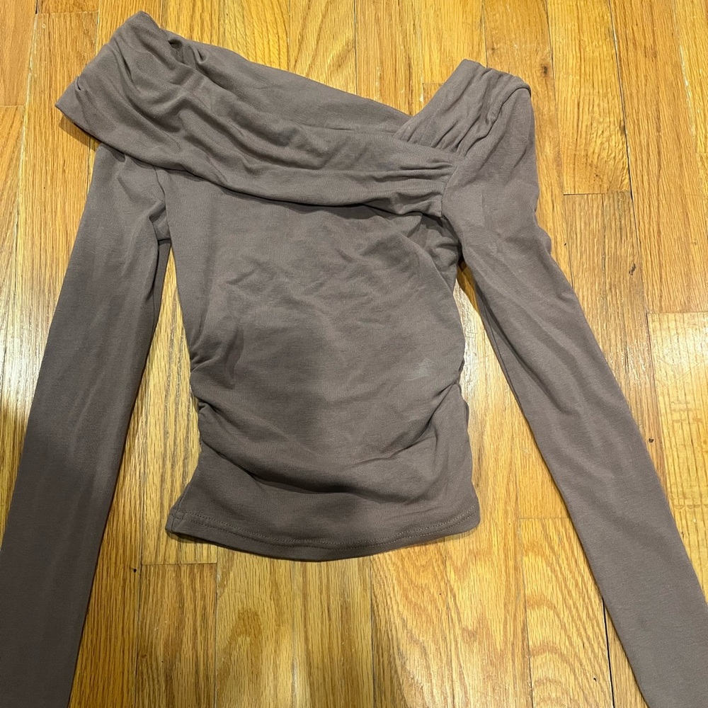 Long Sleeve Ruched Top!! - Picture 3 of 3